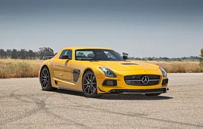 Красный Mercedes-Benz SLS AMG с открытыми дверями