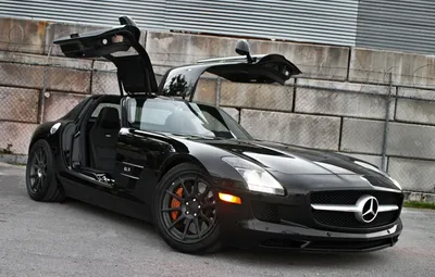 Картинка синего Mercedes-Benz SLS AMG на трассе