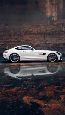 Изображение красного Mercedes-Benz SLS AMG на фоне неба