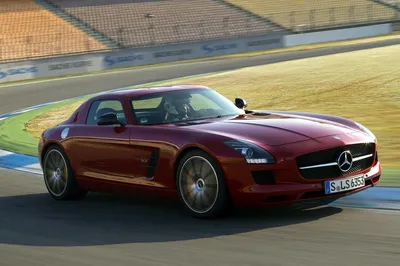 Mercedes-Benz SLS AMG на дороге