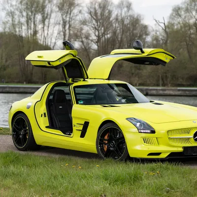 Фотография серого Mercedes-Benz SLS AMG на автосалоне