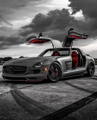 Mercedes-Benz SLS AMG в черном цвете на трассе