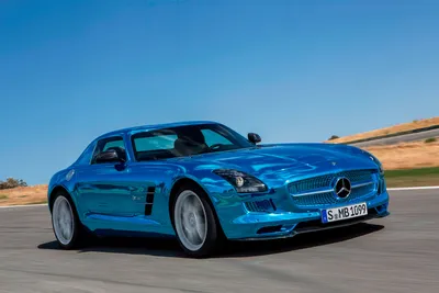 Изображение белого Mercedes-Benz SLS AMG на закате