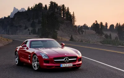 Mercedes-Benz SLS AMG на трассе с высокой скоростью