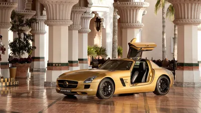 Фото красного Mercedes-Benz SLS AMG сзади