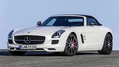 Картинка серебристого Mercedes-Benz SLS AMG на дороге