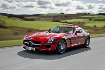 Изображение красивого Mercedes-Benz SLS AMG в городе