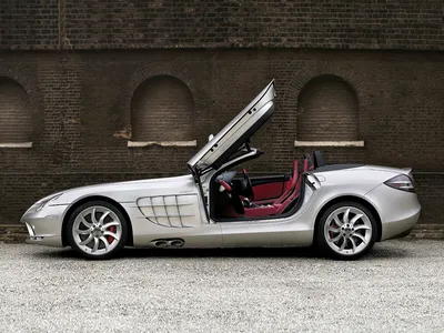 Mercedes-Benz SLS AMG на фоне моста