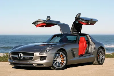 Картинка белого Mercedes-Benz SLS AMG на закате