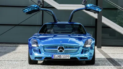 Изображение серебристого Mercedes-Benz SLS AMG на фоне гор