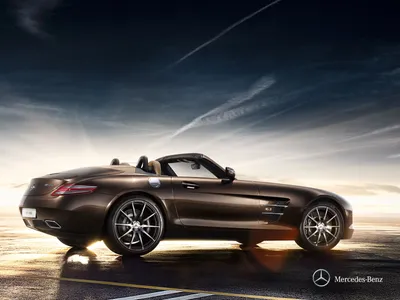 Mercedes-Benz SLS AMG на фоне зданий