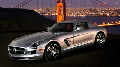 Изображение красного Mercedes-Benz SLS AMG на автосалоне в формате PNG