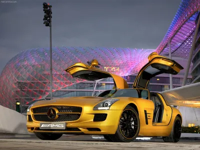 Фотография белого Mercedes-Benz SLS AMG на фоне гор