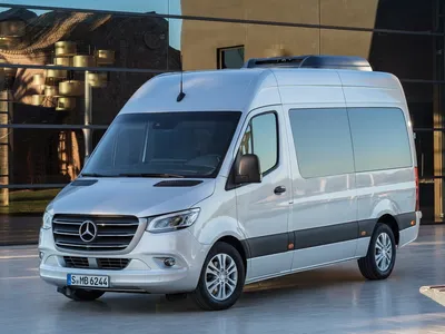 Mercedes-Benz Sprinter на белом фоне