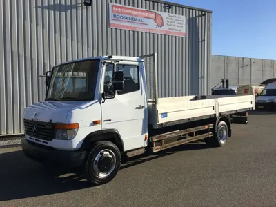 Картинка Mercedes-Benz Vario на парковке