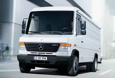 Изображение Mercedes-Benz Vario на заднем плане парка