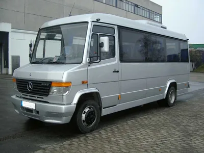 Картинка Mercedes-Benz Vario в белом цвете на фоне зеленой природы