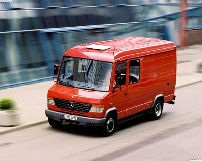 Mercedes-Benz Vario на заднем плане городской площади