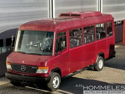 Mercedes-Benz Vario на заднем плане городского пейзажа