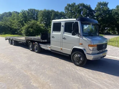 Фото Mercedes-Benz Vario в компании других автомобилей