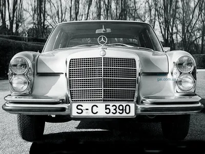 Фото Mercedes-Benz W108 в городской среде