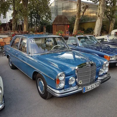 Изображение Mercedes-Benz W109 в золотистых тонах