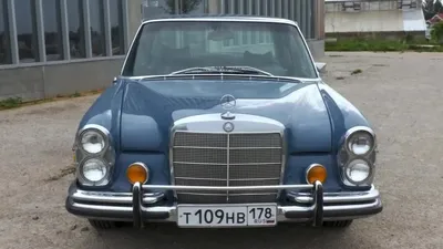 Картинка Mercedes-Benz W109 среди других классических автомобилей