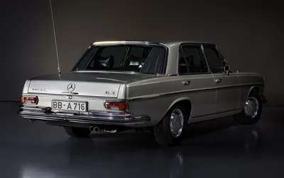 Картинка Mercedes-Benz W109 на дороге