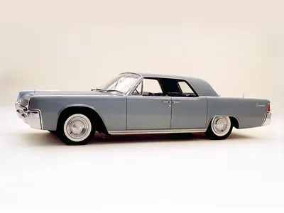 Фотография Mercedes-Benz W109 в черно-белом стиле