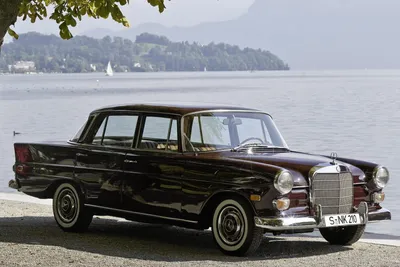 Красивые фотографии Mercedes-Benz W110 на черном фоне