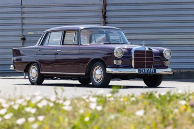 Фотографии Mercedes-Benz W110 на заднем плане городской панорамы