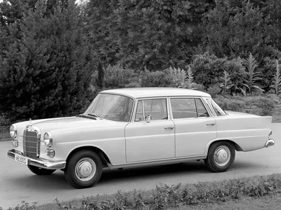 Красивые фото Mercedes-Benz W110 в гараже