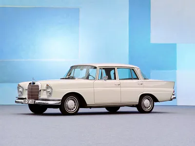 Изображения Mercedes-Benz W110 с разными типами колесных дисков