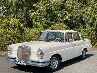 Фотографии Mercedes-Benz W110 на фоне закрытого моста.