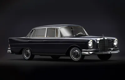 Исторический автомобиль Mercedes-Benz W111 на фото