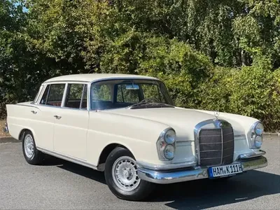 Фото Mercedes-Benz W111 в движении