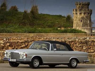 Фотография голубого Mercedes-Benz W111