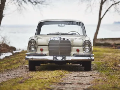 Mercedes-Benz W111 на улице