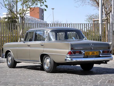 Фото Mercedes-Benz W111 в гараже