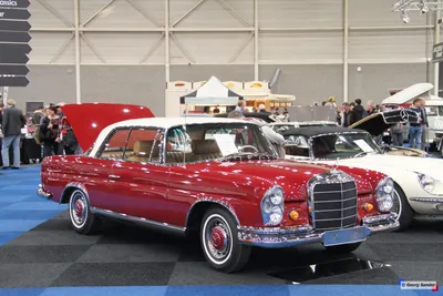 Фотография Mercedes-Benz W111 в черно-белом стиле