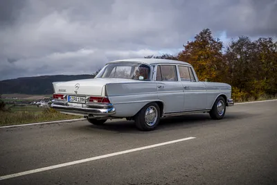 Изображение синего Mercedes-Benz W111