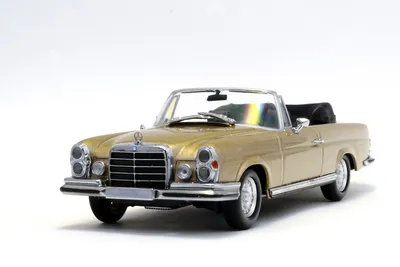 Фото Mercedes-Benz W111 на фоне городской панорамы