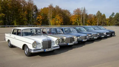 Классический Mercedes-Benz W111 на фото