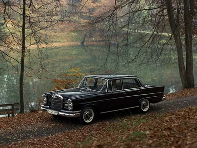 Изображение белого Mercedes-Benz W111