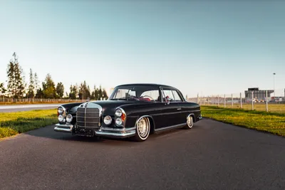 Черный Mercedes-Benz W111 на фото