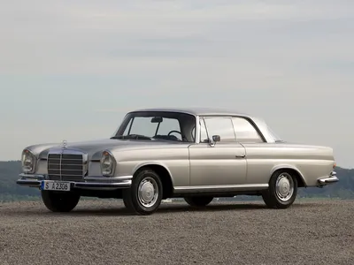 Mercedes-Benz W111 на дороге