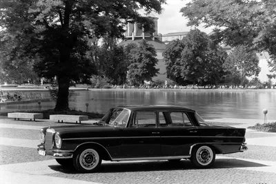 Фото Mercedes-Benz W112 в гараже