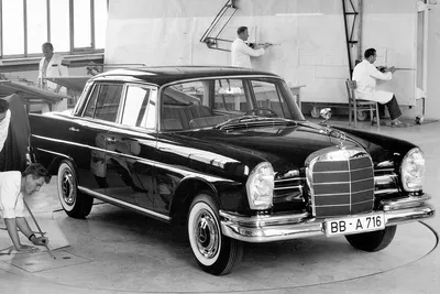 Фото Mercedes-Benz W112 на фоне города