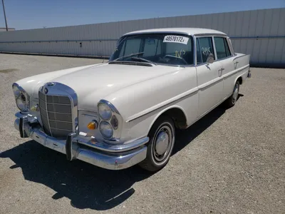 Фото Mercedes-Benz W112 в классическом стиле