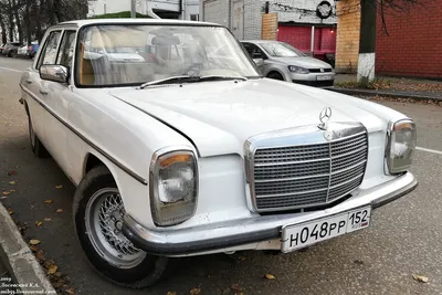 Красивые фото Mercedes-Benz W114/W115 на фоне городских пейзажей